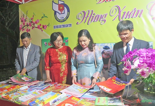 Hội báo Xuân Giáp Thìn tỉnh Kon Tum năm 2024 trưng bày hơn 500 ấn phẩm báo, tạp chí, đặc san